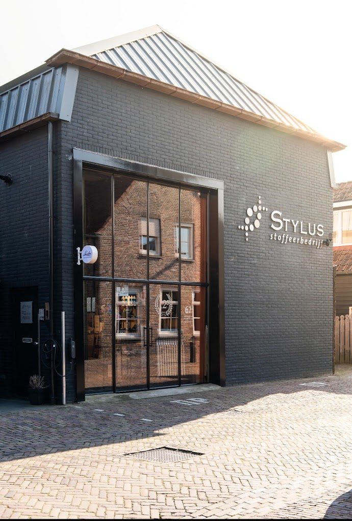 Het pand van Stylus Vloeren aan de Achterweg 67 in Genemuiden