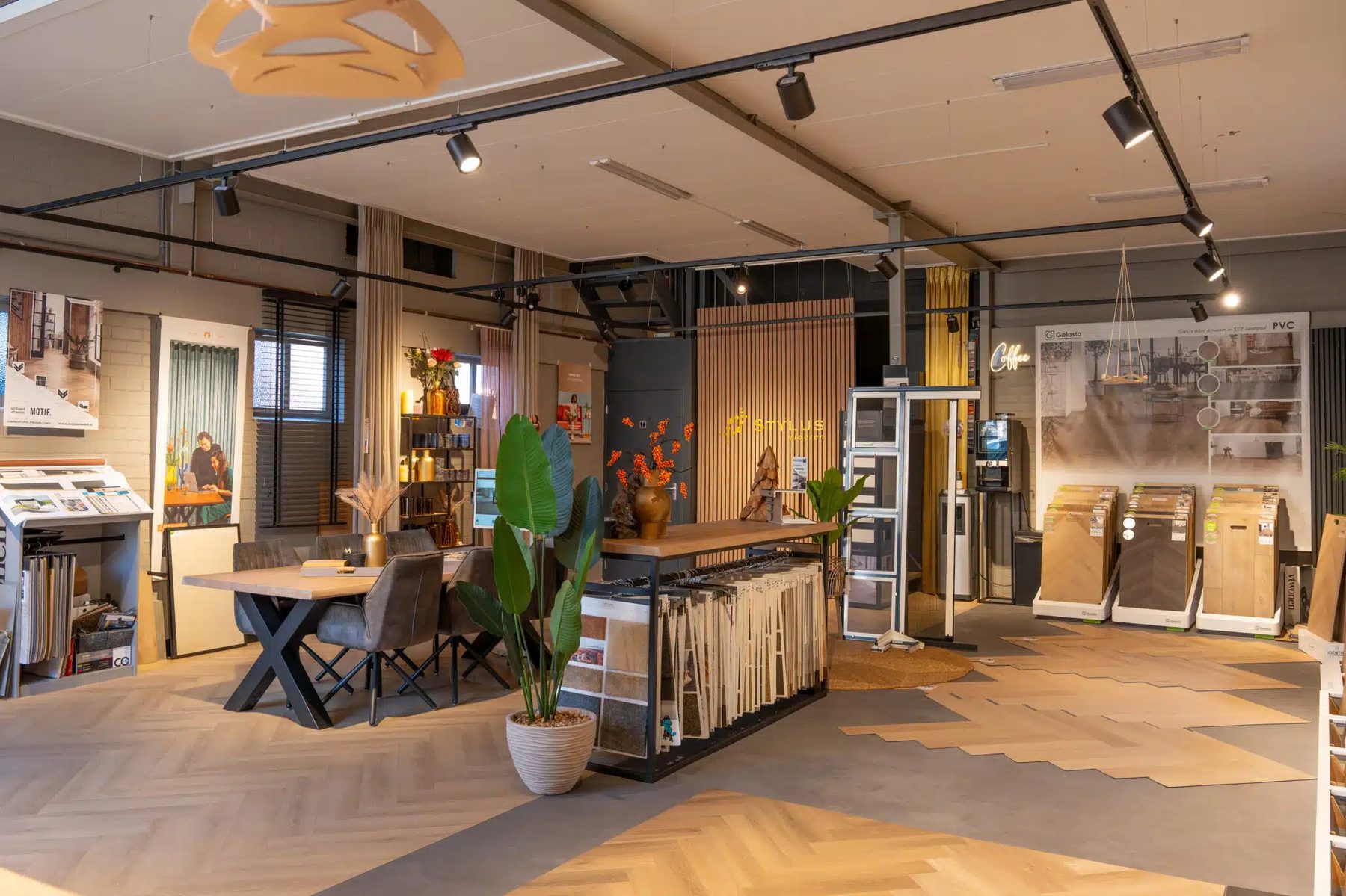 De showroom van Stylus Vloeren in Genemuiden met PVC-vloeren en kleurstalen